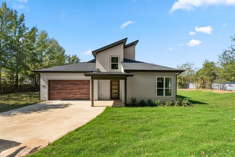 A home in Lindale