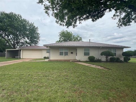 Photo of 502 W Wichita St, Henrietta, TX 76365 (MLS # 21257858)