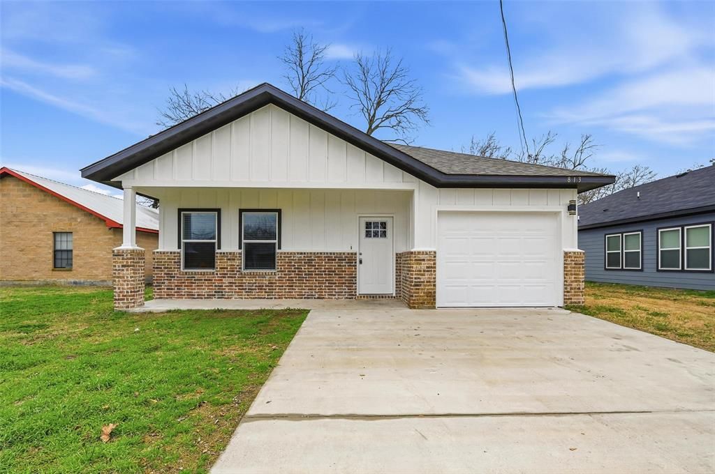 Photo of 813 Oneal Street, Greenville, TX 75401 (MLS # 21194575)