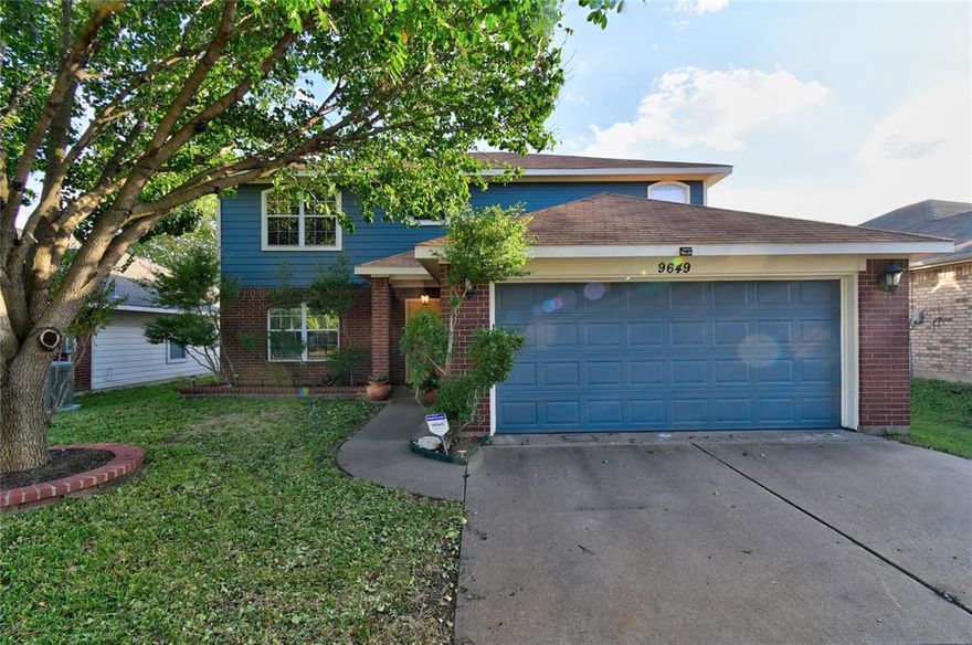 This home is a must-see nestled in a lovely neighborhood on a quiet street. The backyard oasis will be a favorite spot for relaxation and hosting friends and family. Sit on the large covered patio and listen to the peaceful sound of the waterfalls running into the sparkling in-ground pool. The pergola creates the perfect spot for grilling and enjoying the outdoors. This is a pristine home with modern & bright updates. Spacious floorpan with great natural lighting. Stainless Steel appliances in kitchen. Generous sized master bedroom with raised ceilings & bathroom with garden tub, shower, and dual sinks. This home is ideally located with so many features to love. 

OPEN HOUSE: Thurs. 11.4.21 from 6-7pm.