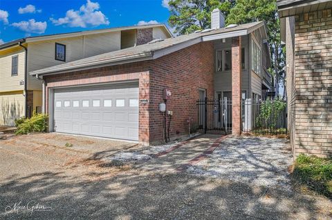 Photo of 5715 S Lakeshore Drive, Shreveport, LA 71119 (MLS # 21258201)