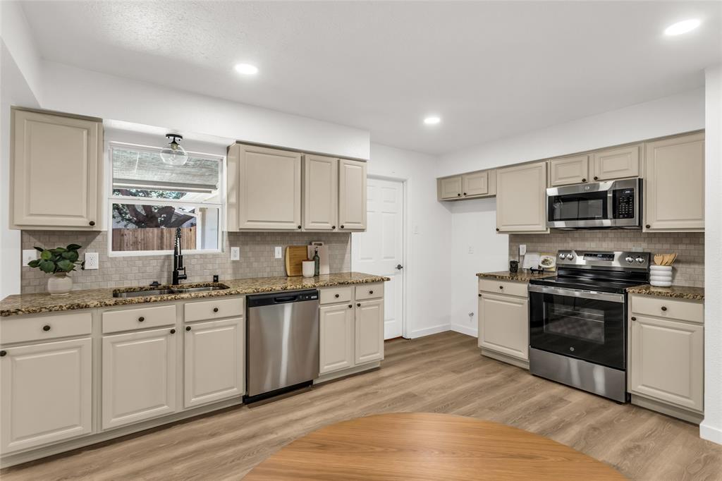 1390 Dogwood Trail