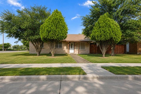 Photo of 13105 Blossomheath Lane, Dallas, TX 75240 (MLS # 21371565)