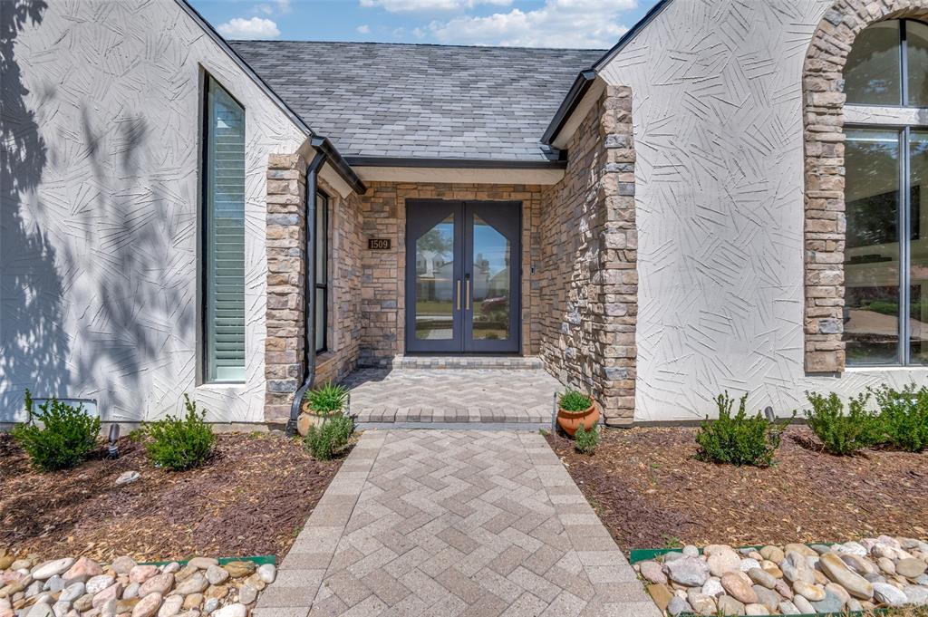 1509 Travis Circle S