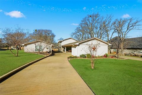 Photo of 225 Cayuga Trail, Gainesville, TX 76240 (MLS # 21164657)