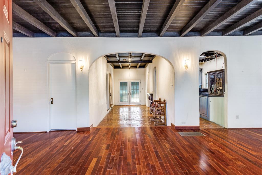 1121 Mistletoe Drive