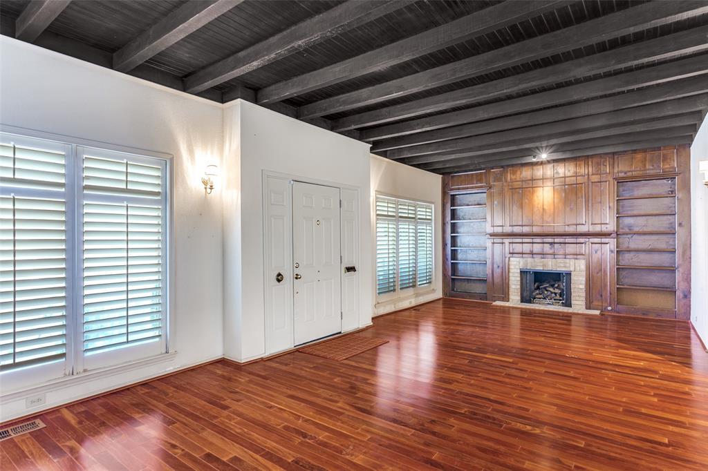 1121 Mistletoe Drive