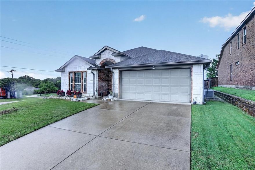 This beautiful, move-in-ready home has everything you need. The spacious floor plan includes a generously sized primary suite featuring a jetted tub, a separate shower, and a walk-in closet. Enjoy a large living area with a cozy fireplace, perfect for relaxing or entertaining guests. The kitchen boasts beautiful cabinets, ample counter space, stainless steel appliances, updated tiles, and decorative lighting. It opens seamlessly to the living area, making it ideal for family gatherings. Additional highlights include fresh interior paint, gutters, and an in-ground sprinkler