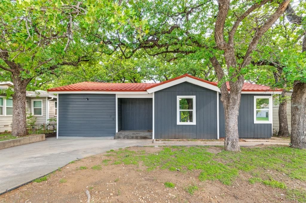 Photo of 3825 Childress Street, Fort Worth, TX 76119 (MLS # 21249392)