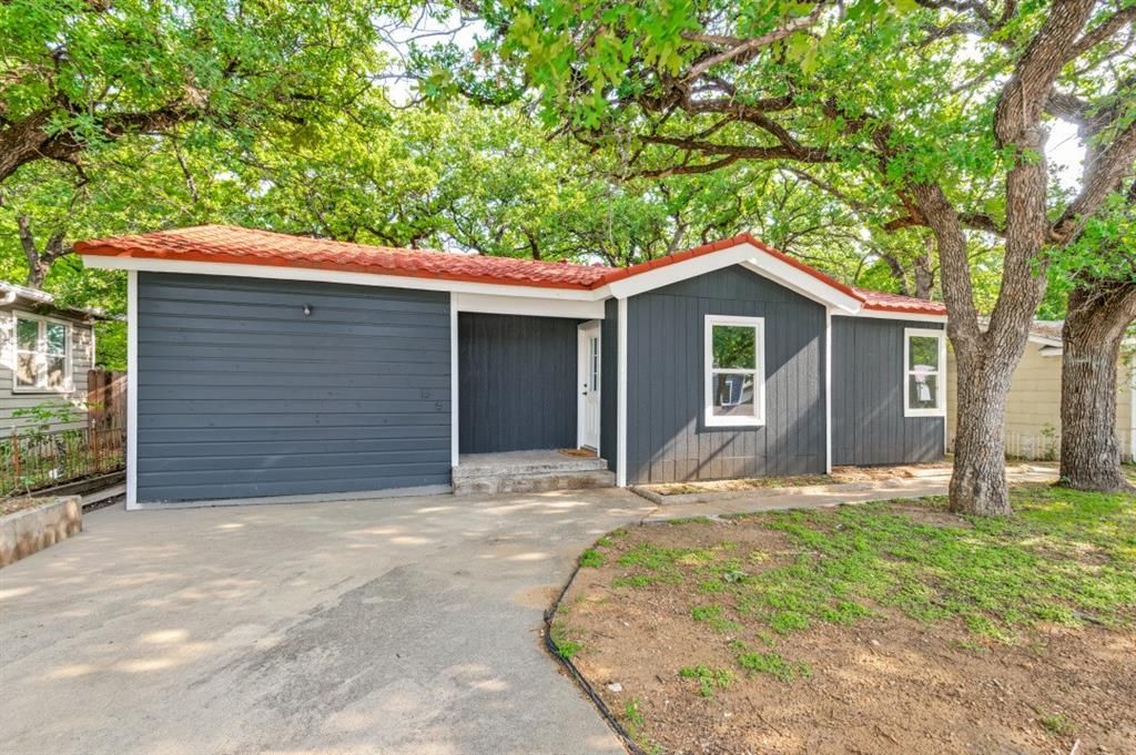 Photo of 3825 Childress Street, Fort Worth, TX 76119 (MLS # 21249392)