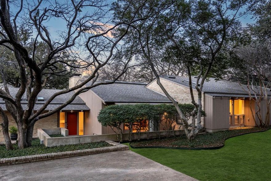 Wonderful opportunity in highly desirable Janmar, surrounded by architecturally significant homes. Designed by renowned architect David George, this soft contemporary residence sits on a half-acre corner lot and is defined by a dramatic 96-foot gallery with 18-foot wood-beamed ceilings, museum-finish walls, and abundant natural light. Walls of glass throughout the home seamlessly connect indoor and outdoor living, creating a serene and open atmosphere.

The formal living room is anchored by an oversized wood-burning fireplace with a custom rift-cut oak mantel. The chef’s kitchen features Carrera marble countertops, white oak cabinetry, and stainless-steel appliances. The spacious primary suite offers separate Carrera marble baths and walk-in closets, while a private guest suite opens directly to the pool. Additional spaces include an intimate dining room and a spacious, inviting den. Thoughtfully designed and executed, this home is gem.