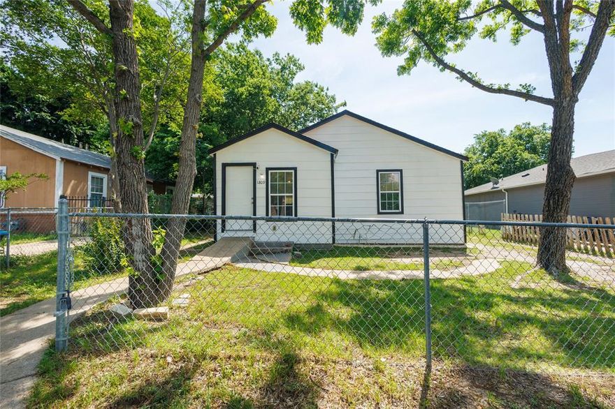 Charming 3 Bedroom 1 Bath home located in the heart of Fort Worth. Offering both comfort and convenience. Kitchen offers a breakfast bar adjacent to dining making it great for family gatherings. Large back yard for dogs and kids to run and play. Property is located close to shopping, parks and schools. Don't miss an opportunity to show this one.