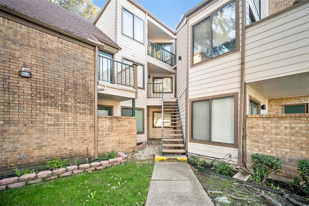 ARLINGTON OAKS CONDOMINIUM - Residential
