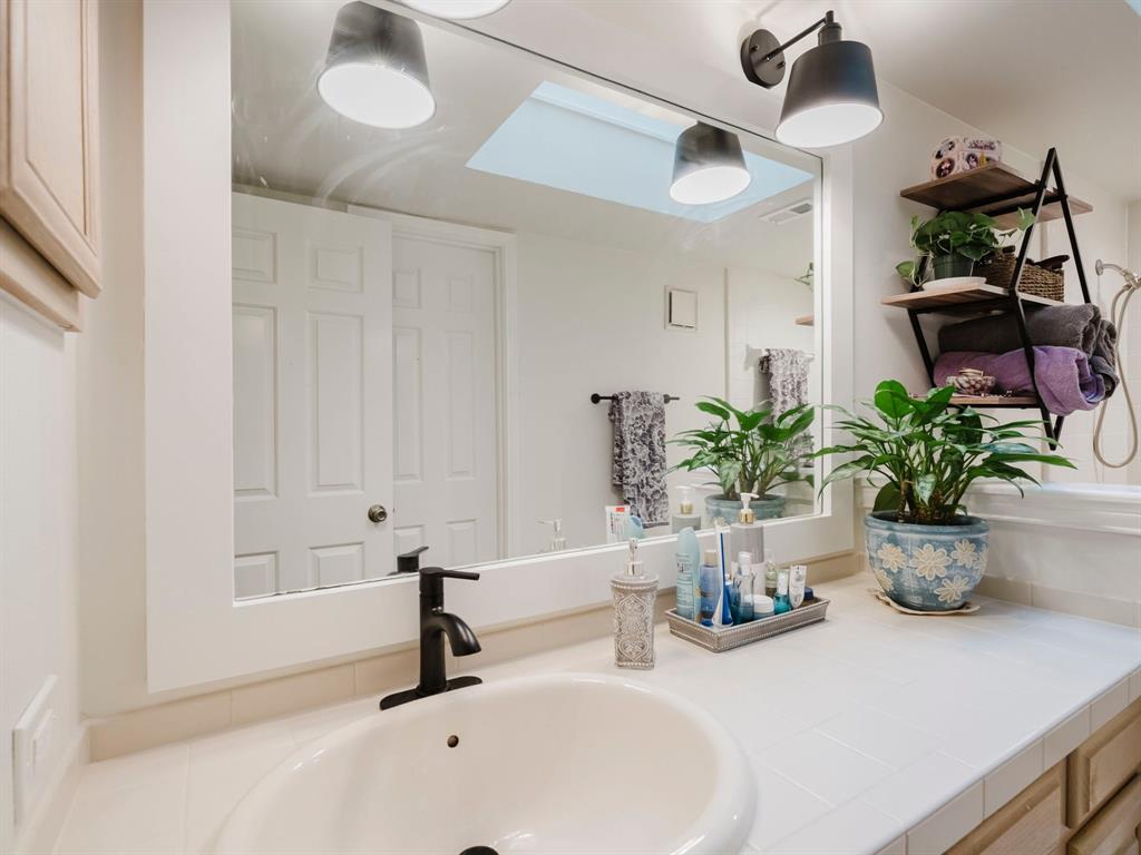 Glen Oaks Twnhms Condo - Residential