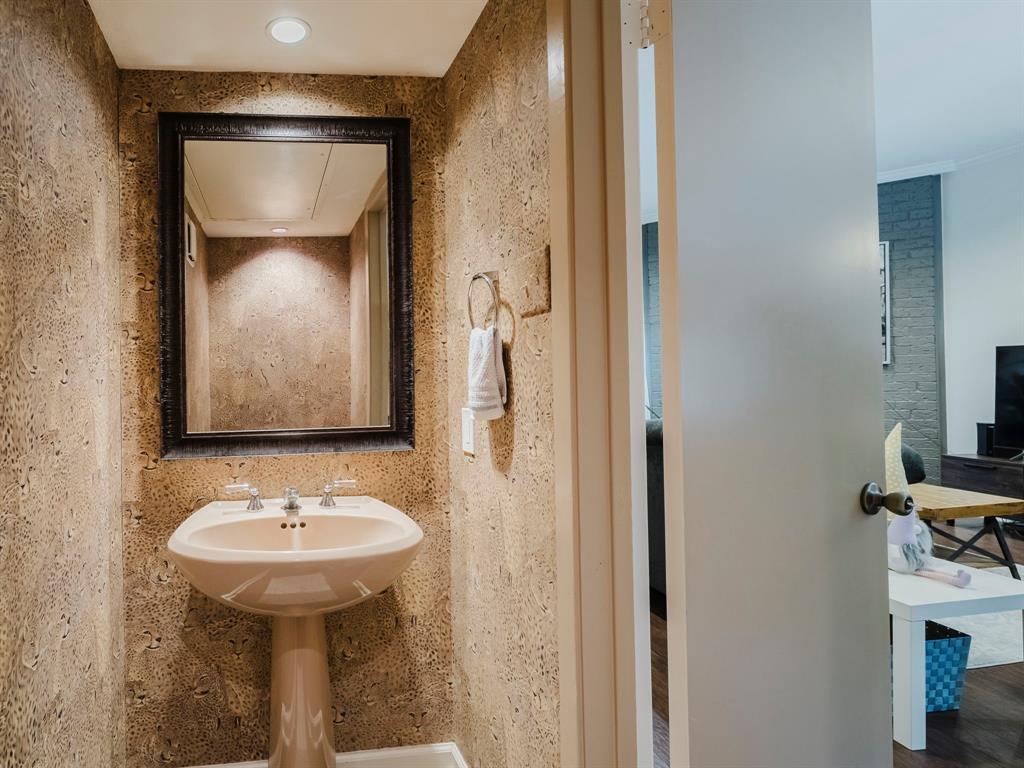 Glen Oaks Twnhms Condo - Residential