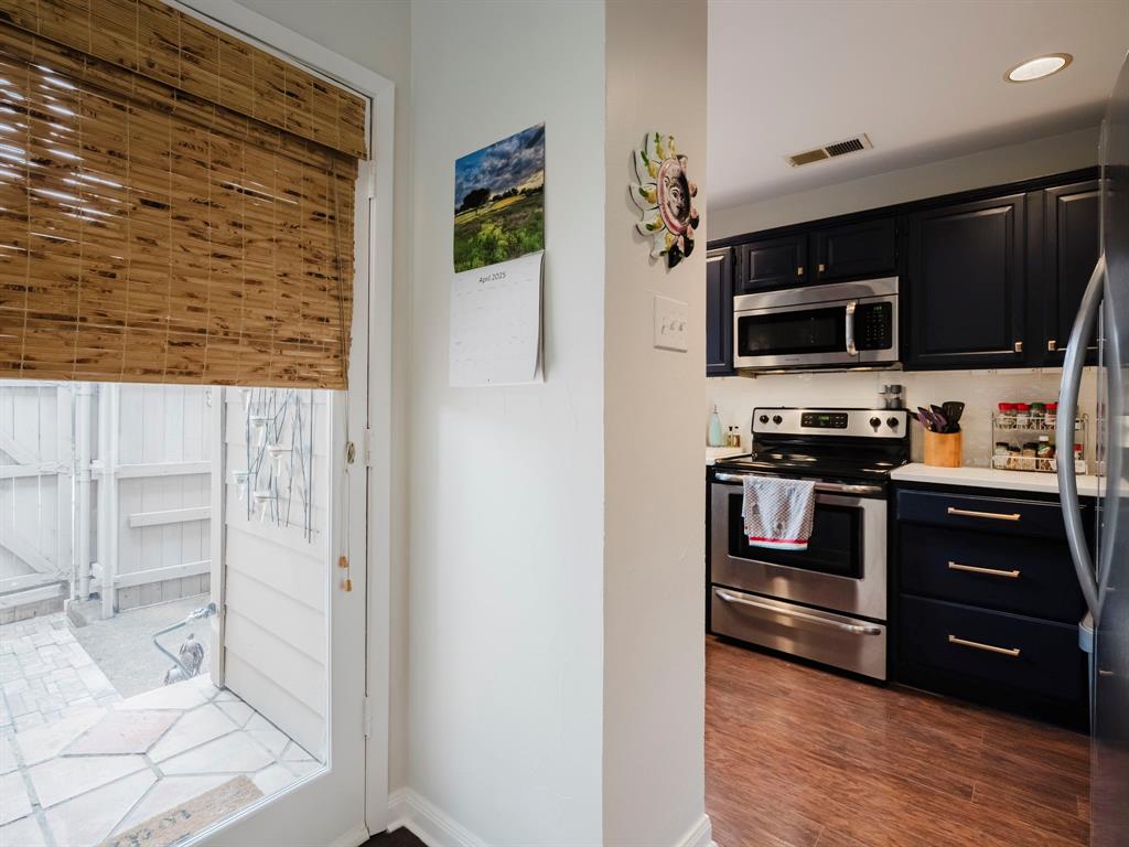 Glen Oaks Twnhms Condo - Residential