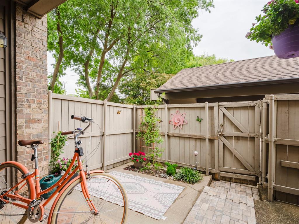 Glen Oaks Twnhms Condo - Residential