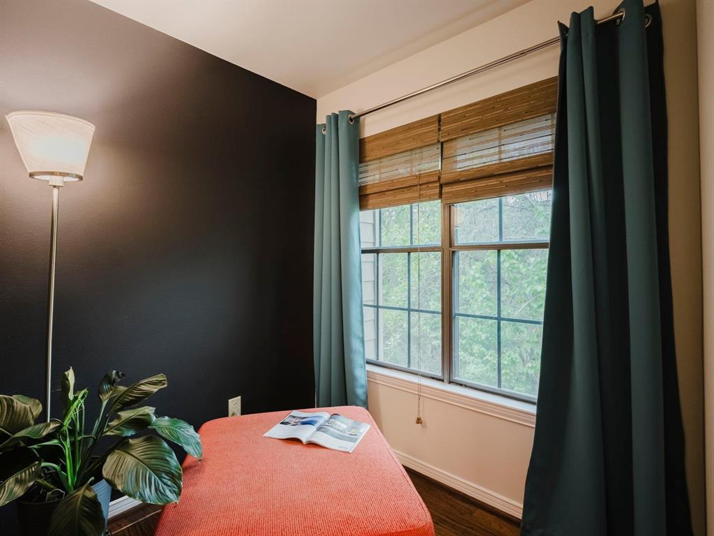 Glen Oaks Twnhms Condo - Residential