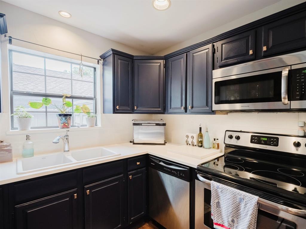 Glen Oaks Twnhms Condo - Residential