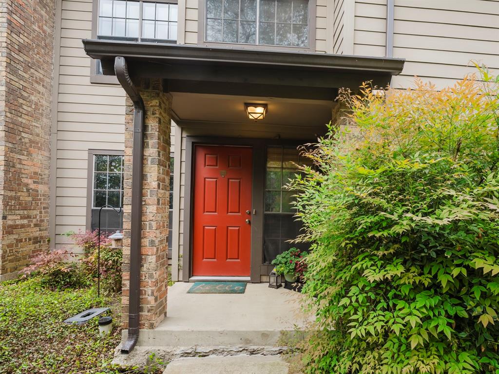 Glen Oaks Twnhms Condo - Residential