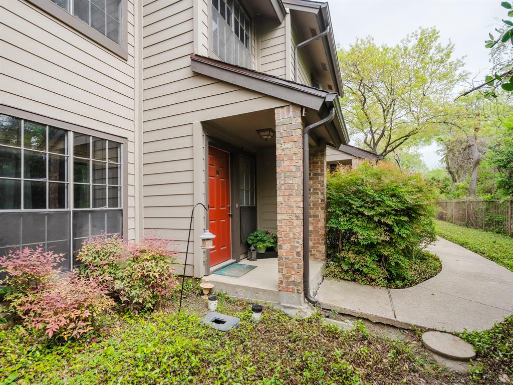 Glen Oaks Twnhms Condo - Residential