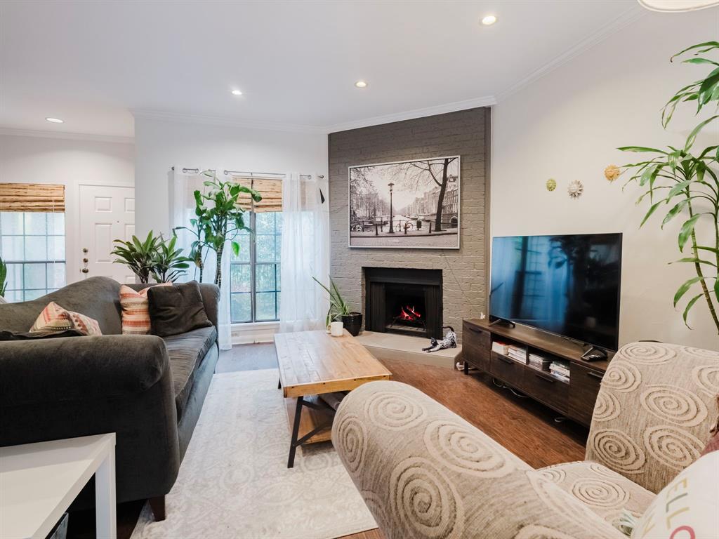 Glen Oaks Twnhms Condo - Residential