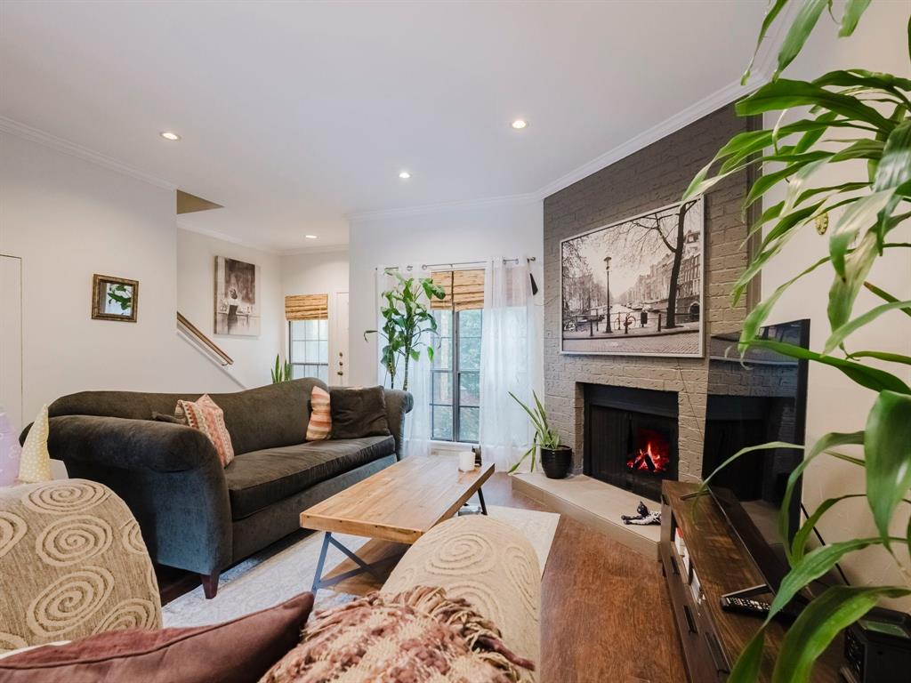 Glen Oaks Twnhms Condo - Residential