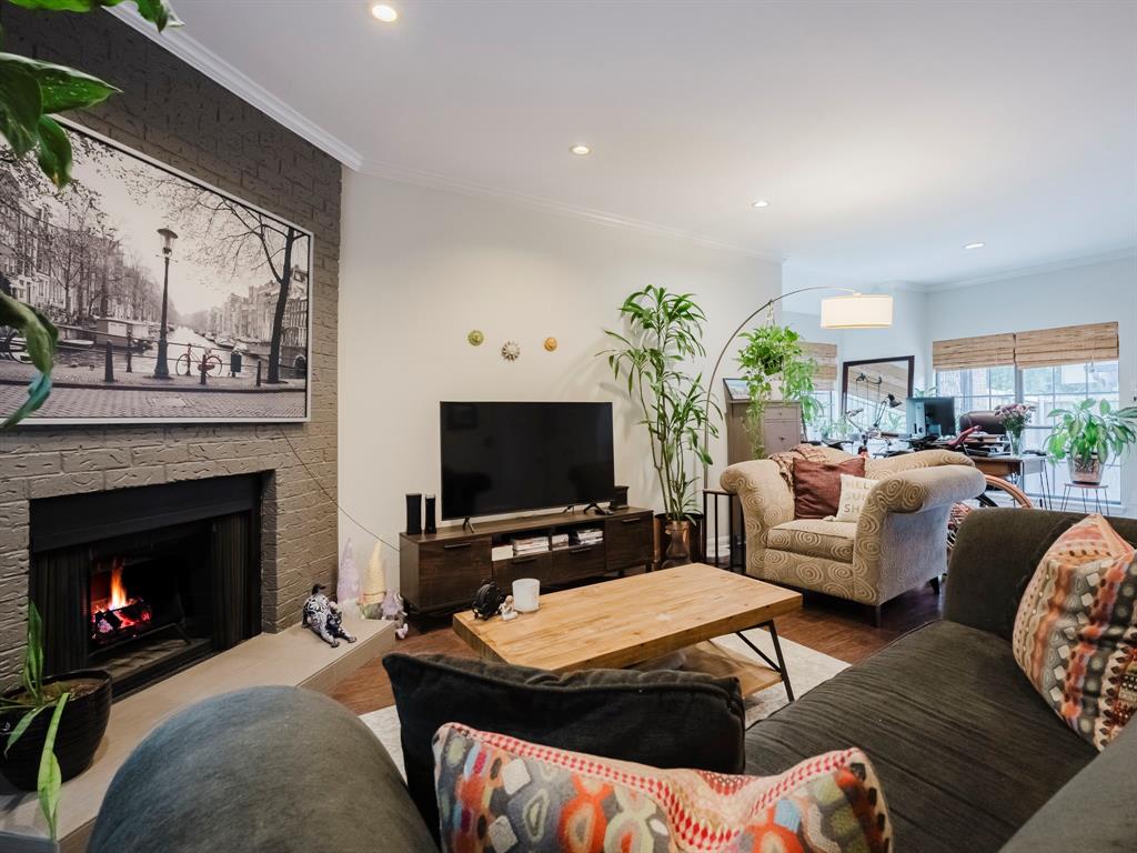 Glen Oaks Twnhms Condo - Residential