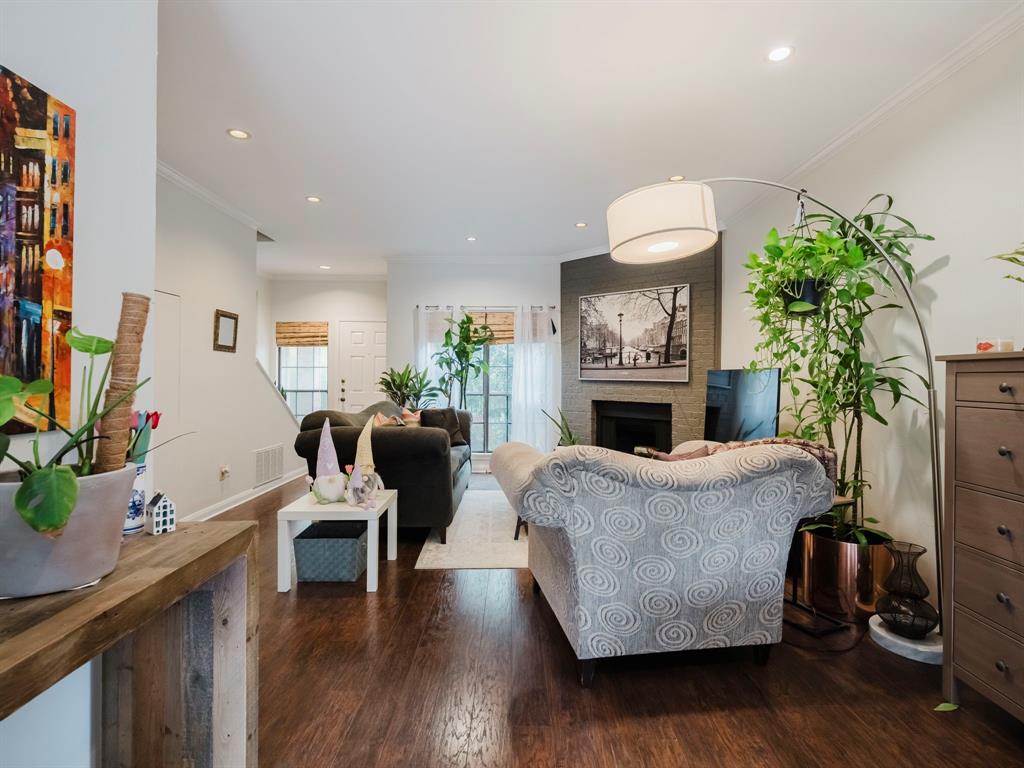 Glen Oaks Twnhms Condo - Residential