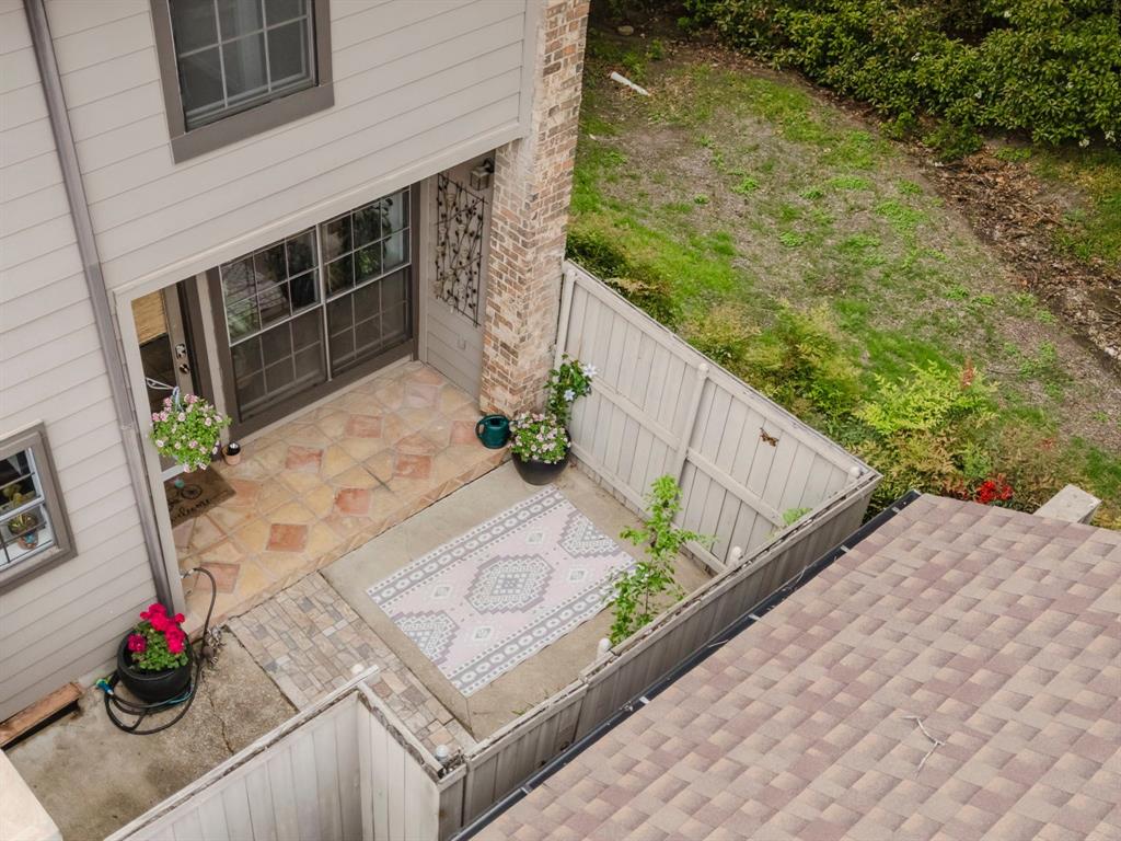 Glen Oaks Twnhms Condo - Residential