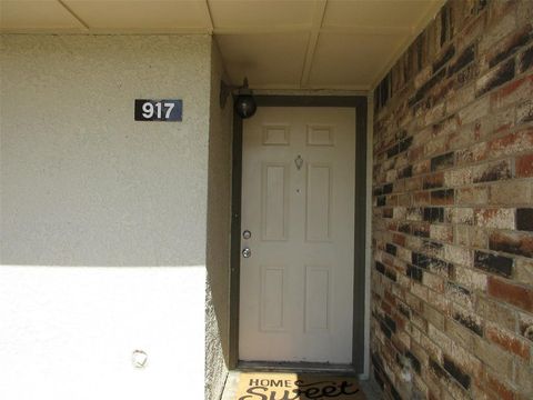 Photo of 917 Turtle Cove #138, Irving, TX 75060 (MLS # 21222669)