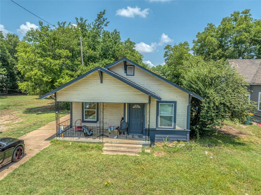 +++++ MOTIVATED SELLER +++++.  This 3 bedroom, 2 bath, 1324-square-foot home sits on a generous 4800-square-foot lot. While there is a carport, there is more room for cars on the driveway. Roof  and sewer system was replaced several years ago.