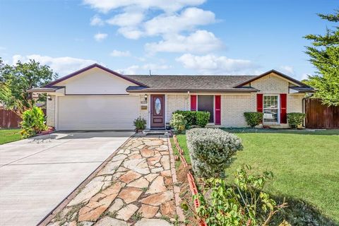 Photo of 2301 Greenwood Circle, Carrollton, TX 75006 (MLS # 21101598)