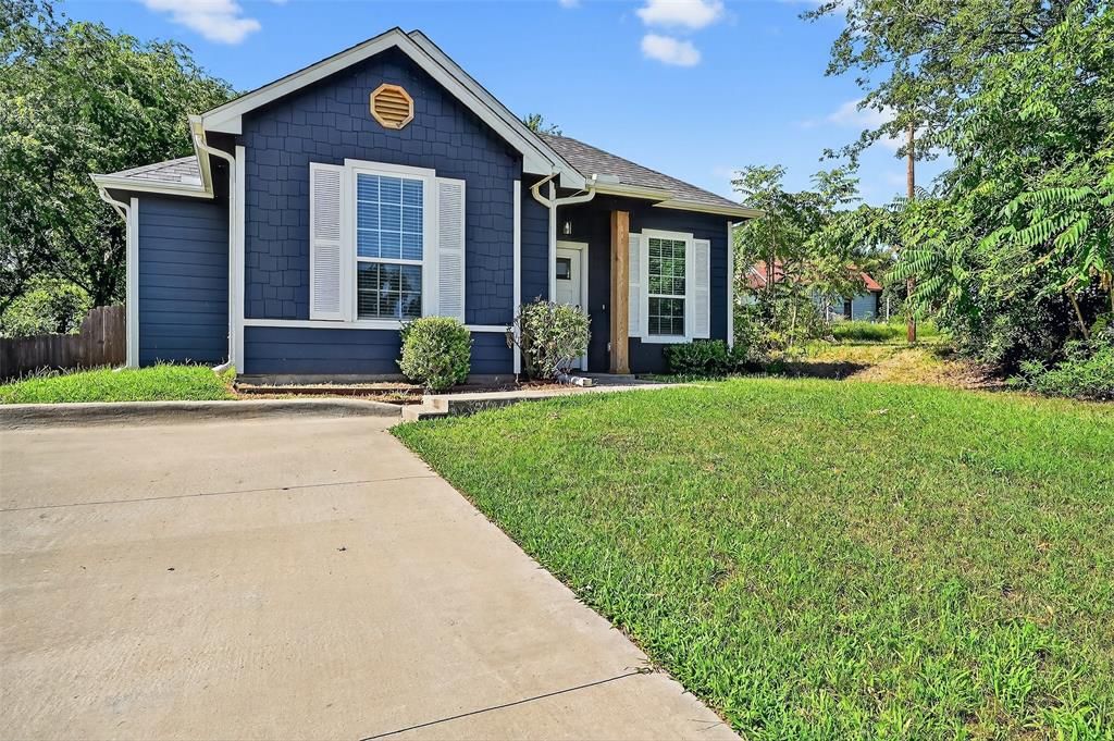 Photo of 320 W Bond Street, Denison, TX 75020 (MLS # 21252086)