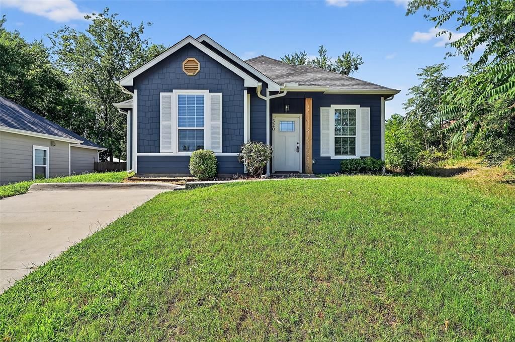 Photo of 320 W Bond Street, Denison, TX 75020 (MLS # 21252086)