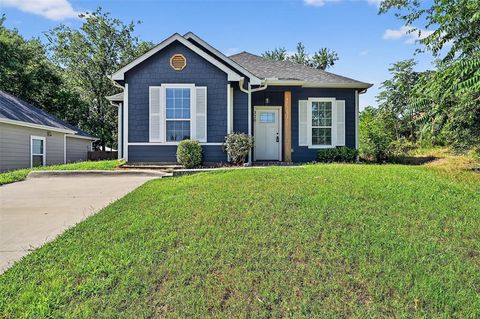 Photo of 320 W Bond Street, Denison, TX 75020 (MLS # 21252086)