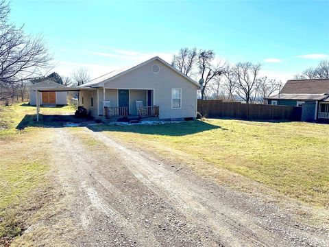 Photo of 900 W Avenue F, Midlothian, TX 76065 (MLS # 21169782)