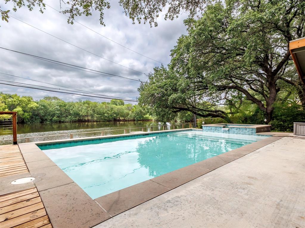 105 Lakeview Court