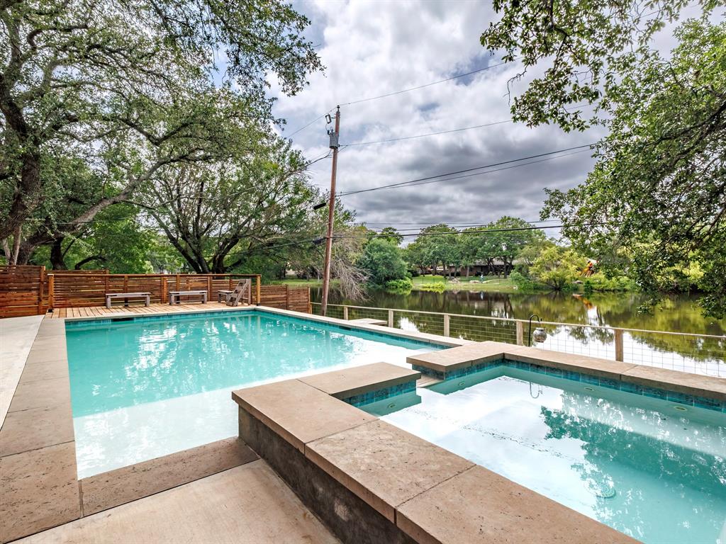 105 Lakeview Court