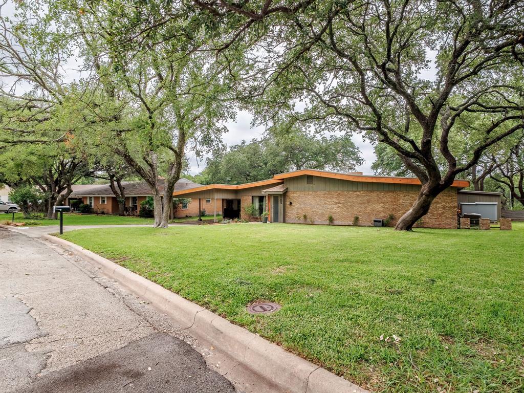 105 Lakeview Court