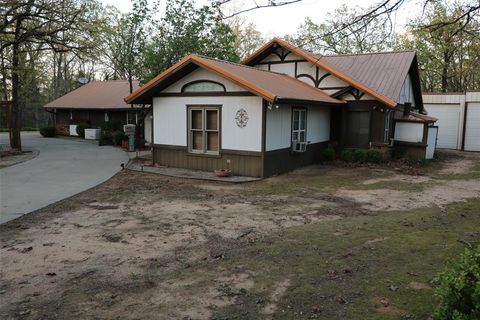 Photo of 425 Dove Hollow, Paris, TX 75462 (MLS # 21225514)