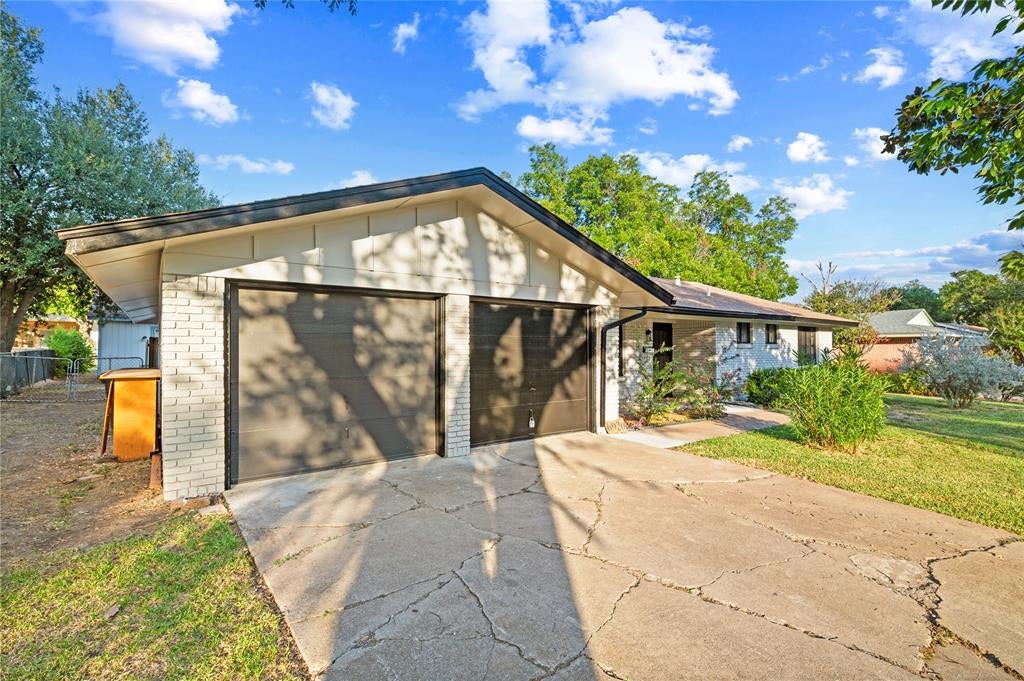 Photo of 6920 Valhalla Road, Fort Worth, TX 76116 (MLS # 21391752)