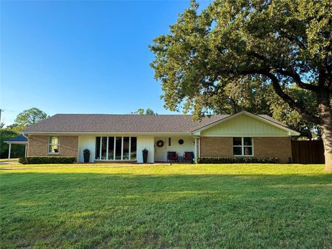 Photo of 1423 Oak Hills Drive, Graham, TX 76450 (MLS # 21286028)