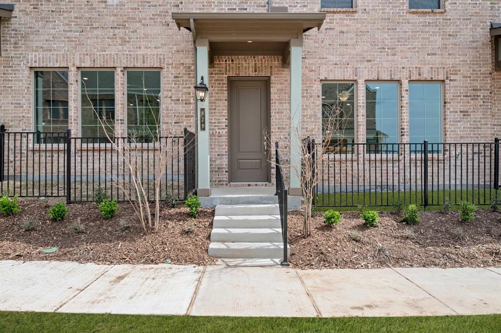 628 Redwood Way