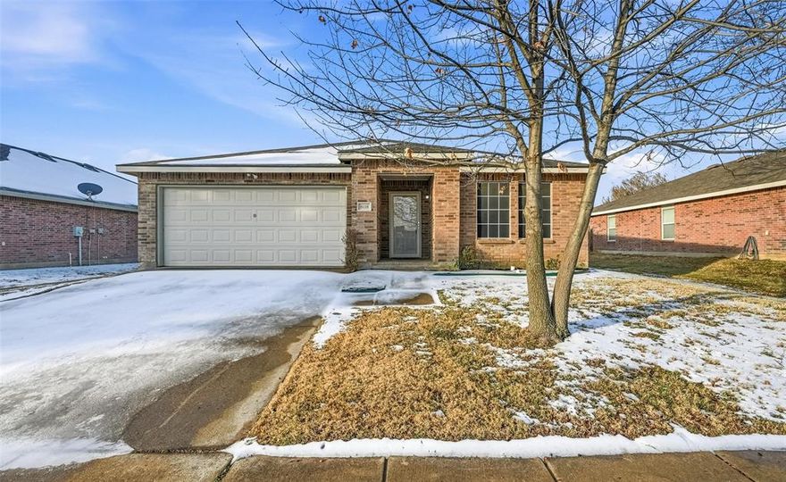 Excellent opportunity in Harris Ridge. This charming single-story home offers 2,080+ sq ft with 3 bedrooms, 2 full baths, and a versatile flex room ideal for a home office or additional living space. Upon entry, you’re welcomed by a spacious formal living and dining area featuring laminate flooring. A secondary back room adds flexibility and can function as a second living area or formal dining to suit your needs. The home includes a generous kitchen and large backyard—perfect for entertaining, recreation, or future enhancements. Located in Mansfield ISD with convenient access to major highways, shopping, dining, and Joe Pool Lake. Comfort, convenience, and location come together here. Schedule your showing today.
**Images in this listing have been digitally altered.**