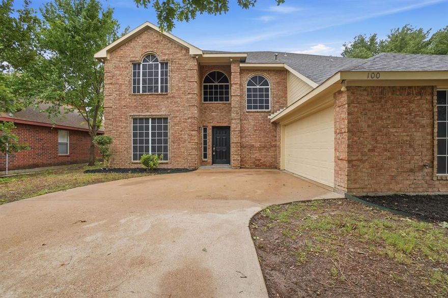 Two-story home offering a spacious and functional layout in the established Quail Run Estates community. The main level features an open-concept living area that flows into the dining space and kitchen, creating a comfortable setting for both daily living and entertaining. The kitchen provides ample cabinetry and workspace with easy access to the main living areas.
Upstairs, the home offers well-sized bedrooms, including a private primary suite with its own bath and generous closet space. Additional bedrooms are versatile for family, guests, or a home office setup. The layout provides separation between living and sleeping areas for added privacy and comfort.
Outside, the property includes a backyard with space to enjoy outdoor living, gardening, or future personalization. A driveway and garage provide convenient parking and storage. Located in Red Oak, the home offers quick access to schools, shopping, dining, and major highways for an easy commute into the DFW metroplex.