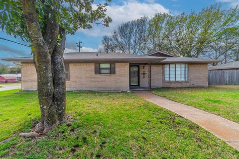 Photo of 1201 Crestridge Street, Ennis, TX 75119 (MLS # 21201495)