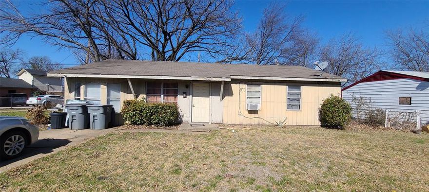 Multiple offers RECEIVED! and property is currently pending as of today...
This 3-1 sits on a hill with a view of the Downtown DALLAS skyline from the spacious front and backyard (enough space for a pool or to extend the home). 
Located minutes from major freeways 1-20, I-45 and the newly renovated Paul Quinn College, UNT Dallas and JN Ervin elementary, this HOME needs considerable repairs to bring it to life. Ideal for INVESTORS looking for a flix and flip or renovated rental property, this home has the potential to be transformed into a dream home.