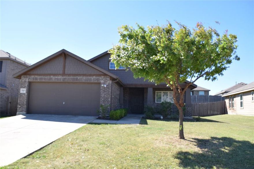 Beautiful one story home with open floorplan located in Windmill Farms, Forney, Texas. Large kitchen, dining and living area. Mater bedroom separate from the other bedrooms, good size backyard. Walking to schools. 5.5 miles biking & jogging paths, parks, 11 ponds, 2 large swimming pools & playgrounds. 5 mins to hwy US 80.