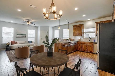 Photo of 4912 Ridglea Hills Court, Fort Worth, TX 76116 (MLS # 21245728)